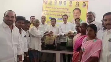 దేవరపల్లి మండలం లో తుఫాను బాధితులకు నిత్యవసర సరుకులు పంపిణీ చేసిన ఎమ్మెల్యే బండారు సత్యనారాయణమూర్తి