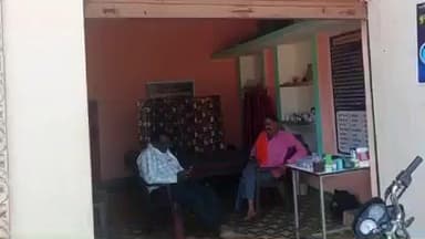 जतारा: शासकीय स्कूल समय में शिक्षक दुकानों व मोबाइल पर टाइम पास करते, बच्चे खेलते; संकुल प्राचार्य करेगी कार्यवाही