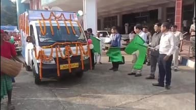 दुमका: डीसी अभिजीत सिन्हा ने समाहरणालय से राज्य स्थापना थीम पर 10 प्रचार वाहनों को हरी झंडी दिखाकर रवाना किया