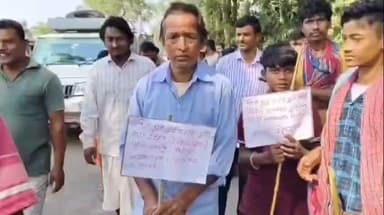 বামনগোলা: রাস্তার দাবিতে পথ অবরোধ বামনগোলা থানা এলাকায়