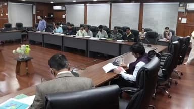 दुमका: समाहरणालय सभागार में डीसी अभिजीत सिन्हा ने डिस्ट्रिक्ट सप्लाई टास्क फोर्स की समीक्षा बैठक की