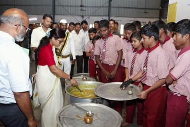 నారాయణపేట్: విద్యార్థులకు నాణ్యతతో కూడిన రుచికరమైన భోజనాన్ని అందించాలి: కలెక్టర్ సిక్తా పట్నాయక్