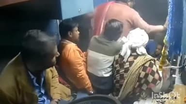 शाहपुर: शाहपुर में बस एजेंटों की गुंडागर्दी: सवारी बिठाने को लेकर बीच सड़क पर चले लात-घूंसे, वीडियो वायरल