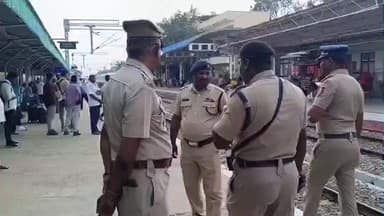 ஓசூர்: டெல்லி கார் வெடிப்பு சம்பவம் எதிரொலி : ஓசூர் வழியாக மும்பை சென்ற இரயிலில் மோப்பநாய் உதவியுடன் இரயில்வே போலீசார், வெடிகுண்டு நிபுணர்கள் சோதனை