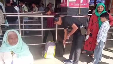 વડોદરા દક્ષિણ: વડોદરા સેન્ટ્રલ બસ ડેપો ખાતે બૉમ્બ સ્કવોડ અને પોલિસ દ્વારા ચેકિંગ કરવામાં આવ્યુ