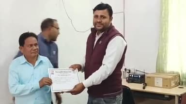 आदित्यपुर गम्हरिया: गम्हरिया प्रखंड सभागार में झारखंड रजत जयंती समारोह में मनरेगा के तहत उत्कृष्ट प्रदर्शन करने वाले सम्मानित