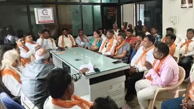 જેતપુર પાવી: એપીએમસી ખાતે આગામી કાર્યક્રમોને લઈને ભાજપ પ્રમુખ અને ધારાસભ્યની ઉપસ્થિતિમાં બેઠક યોજાઈ.