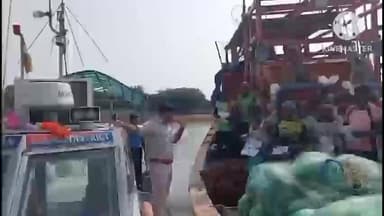 নামখানা: নামখানা ও ফ্রেজারগঞ্জ জলসমানায় নজরদারি পুলিশের সমস্ত মৎস্যজীবীর ট্রলারদেরকে কে তলাশি