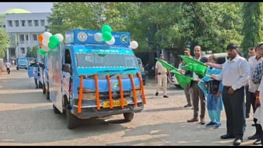 जामताड़ा: समाहरणालय परिसर में उपायुक्त ने जनसंपर्क विभाग के 6 प्रचार वाहनों को हरी झंडी दिखाकर किया रवाना