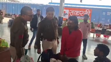 छतरपुर नगर: दिल्ली ब्लास्ट अलर्ट के बीच छतरपुर सिविल लाइन पुलिस की सघन चेकिंग, रेलवे स्टेशन पर संदिग्धों से पूछताछ