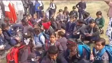 टूंडला: जरौली कट के पास खड़े ट्रक से टकराई स्कूली बस, बस में सवार बच्चे मामूली रूप से घायल