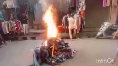 औरैया: लेडीज मार्केट में मचा हड़कंप, दुकान के बाहर टंगे कपड़ों में लगी आग, सीओ फायर ने खुद बुझाई लपटें