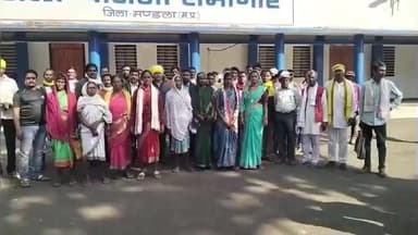 मंडला: जिले के ग्राम परसवाह के ग्रामीण ज़िला योजना भवन में जनसुनवाई के दौरान कलेक्टर के पास पहुंचे, दिया आवेदन