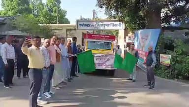 मंडला: जनजातीय गौरव दिवस पर जिला मुख्यालय से जागरूकता रथ रवाना, कलेक्टर सोमेश मिश्रा ने दिखाई हरी झंडी