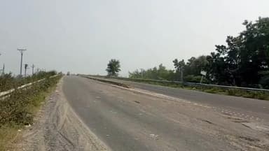 రాజుపాలెం మండలం,అనుపాలెం రైల్వే బ్రిడ్జిపై గుంతలు