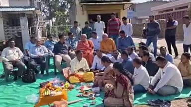 આમોદ: આમોદમાં ૭૦ લાખના ખર્ચે બનનારા આર.સી.સી. રોડનું ધારાસભ્ય ડી.કે. સ્વામીના હસ્તે ખાતમુહૂર્ત કરાયું.