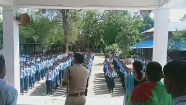 खैरागढ़ स्कूल में खैरागढ़ यातायात पुलिस ने सड़क सुरक्षा एवं साइबर जागरूकता अभियान चलाया