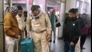 कोडरमा: दिल्ली बम ब्लास्ट के बाद कोडरमा स्टेशन पर आरपीएफ और जीआरपी का संयुक्त चेकिंग अभियान