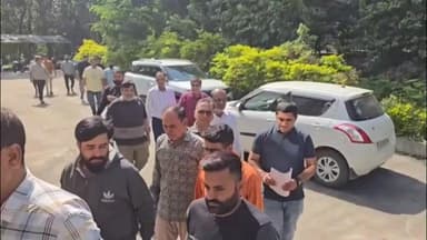 દેવગઢબારીયા: દેવગઢ બારીયા તાલુકાના સિંધી સમાજ દ્વારા પ્રાંત કચેરી ખાતે અધિકારીને આવેદનપત્ર આપ્યું