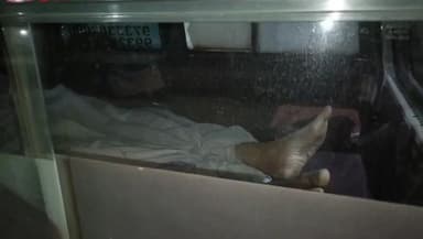 কাঁকসা: স্ত্রীকে কে নিয়ে বাড়ি ফেরার পথে চলন্ত ট্রেনে হৃদরোগে আক্রান্ত হয়ে মৃত্যু স্বামীর,দেহ উদ্ধার করলো কাঁকসা থানার পুলিশ