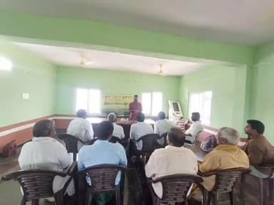 శింగనమల: పప్పూరు గ్రామంలోని పొలం పిలుస్తుంది కార్యక్రమంలో పాల్గొన్న మండల వ్యవసాయ అధికారి వీరస్వామి.