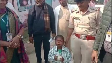 संझौली: संझौली प्रखंड क्षेत्र में सबसे छोटे कद के मतदाता मुन्ना ने मसोना में किया मतदान, प्रशासनिक अधिकारियों ने कराया मतदान।