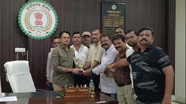 छुईखदान-दनिया सड़क अधूरी, छुईखदान प्रेस क्लब के पदाधिकारियों ने जिले के कलेक्टर को सौंपा ज्ञापन