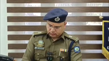 धर्मशाला: धर्मशाला में दर्दनाक सड़क हादसा, बिजली के पोल से टकराई स्कूटी, एक युवक की मौत, दूसरा गंभीर रूप से घायल