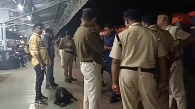 তমলুক: দিল্লিতে বিস্ফোরণের জের, পাশকুড়া স্টেশনে স্নিপার ডগ ও মেটাল ডিটেক্টর নিয়ে নাকা চেকিং GRPS ও RPF পুলিশের