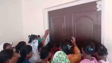 ধূপগুড়ি: রিয়াবাড়ি চাবাগানে ক্রেশ হাউজে তালা ঝুলিয়ে স্বনির্ভর গোষ্ঠীর মহিলারা