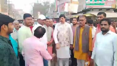 बबेरू: बबेरू मुख्य चौराहा के सुंदरीकरण को लेकर परेशान व्यापारियों से मिले व्यापार संगठन के राष्ट्रीय अध्यक्ष अमित गुप्त