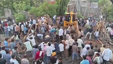 मौजमाबाद: दूदू की गणेश कॉलोनी में निर्माणाधीन मकान की छत गिरने से 3-4 मजदूर मलबे में दबे, उप मुख्यमंत्री बैरवा मौके पर पहुंचे