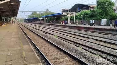 പട്ടാമ്പി: പട്ടാമ്പി റെയിൽവേ സ്റ്റേഷനിൽ ഭാര്യയെയും മകനെയും യാത്രയാക്കാൻ വന്നയാൾ ട്രെയിൻ അടിയിൽപ്പെട്ട് മരിച്ചു