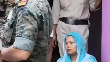 খড়িবাড়ি: বাড়িতে বসে রমরমিয়ে চলছিল মাদকের ব্যবসা কপ সিরাপ ও ২০৬ গ্রাম ব্রাউন সুগার সহ গৌরসিং জোত থেকে গ্রেপ্তার এক মহিলা