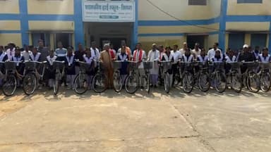 उदयपुर धरमजयगढ़: शासकीय हाईस्कूल सिथरा की 24 छात्राओं को मिली साइकिलें, लोकसभा सांसद राधेश्याम राठिया ने किया वितरण