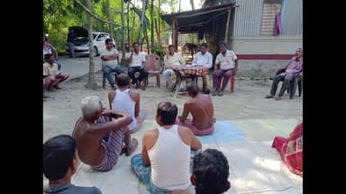 মাথাভাঙা ১: ভান্ডারদহ সাবেক ছিট মহলে ভোটার আই এস আই আর ফর্ম নিচ্ছেনা তাই সেখানে গিয়ে আলোচনা করেন প্রাক্তন বিধায়ক হিতেন বর্মন