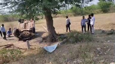 ಅಥಣಿ: ರಡ್ಡೆರಹಟ್ಟಿ ಗ್ರಾಮದ ಹೊರವಲಯದಲ್ಲಿ ಚಾಲಕನ ನಿಯಂತ್ರಣ ತಪ್ಪಿ ಕಾರ ಪಲ್ಟಿ