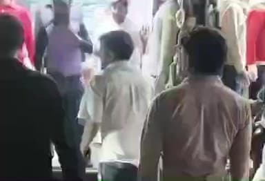 रूड़की: पश्चिमी अंबर तालाब के पास भरे बाजार में दुकान में घुसकर गुंडागर्दी करते हुए लाठी-डंडों से की मारपीट, वीडियो हुआ वायरल