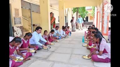 భువనగిరి: జూలూరులోని ప్రభుత్వ పాఠశాలను పరిశీలించి విద్యార్థులతో కలిసి భోజనం చేసిన జిల్లా కలెక్టర్ హనుమంతరావు