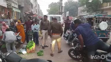 अंबाह: नगर निरीक्षक ने की कार्रवाई, नगर पालिका चौराहे से ई-रिक्शा और अस्थाई अतिक्रमण हटाया