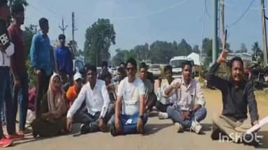 सुकमा: सुकमा में बस्तर ओलंपिक की अव्यवस्था पर जनप्रतिनिधियों का फूटा गुस्सा, सड़क पर बैठकर किया विरोध प्रदर्शन