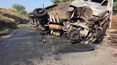 ਖੰਨਾ: ਖੰਨਾ ਵਿੱਚ ਭਿਆਨਕ ਹਾਸਾ ਆਲੂ ਨਾਲ ਭਰਿਆ ਟਰਾਲਾ ਤੇ ਝੋਨੇ ਦੀ ਟਰੈਕਟਰ ਟਰਾਲੀ ਪੁੱਲ ਤੋਂ ਡਿੱਗੀ,ਲੱਗੀ ਅੱਗ,3 ਜਖਮੀ