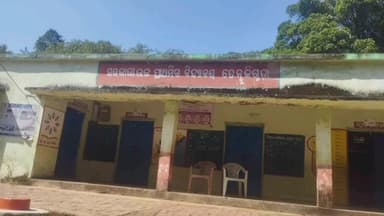 କୋରାପୁଟ ସହର: ବିଦ୍ୟାଳୟ ରେ ଶିକ୍ଷକ ର ମାନମାନିକୁ ନେଇ ଅଭିଭାବକ ମାନଙ୍କର ଅସନ୍ତୁଷ୍ଟ। ଏଭଳି ଦେଖିବାକୁ କୋରାପୁଟ ରୁଞ୍ଜଗୁଡା କ୍ଲଷ୍ଟର ରେ