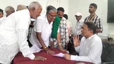 ಮಳವಳ್ಳಿ: ಪಟ್ಟಣದ ತಾಲ್ಲೂಕು ಕಚೇರಿಯಲ್ಲಿ ಕುಂದುಕೊರತೆ ಸಭೆ ನಡೆಸಿ ಸಾರ್ವಜನಿಕರಿಂದ ಅಹವಾಲು ಸ್ವೀಕರಿಸಿದ ತಹಶಿಲ್ದಾರ್ ಲೋಕೇಶ್