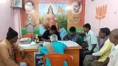 বাসন্তী: SIR ফর্ম ফিলাপ চলছে পালবাড়ি বিজেপির কার্যালয়। উপস্থিত ছিলেন বিজেপির নেতা বিকাশ সরদার।