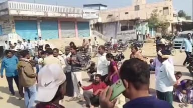 వర్ని: రుద్రూర్ మండలం బొప్పపూర్ గ్రామంలో బిల్లులు చెల్లించాలని డబుల్ బెడ్ రూమ్ లబ్ధిదారుల రాస్తా రోకో