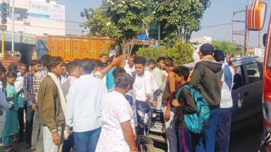 बड़वानी: ओलंपिक सर्कल पर गलत दिशा में जा रही बाइक कार से टकराई, लड़की का पैर टायर में फंसा