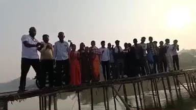 टेढ़ागाछ: टेढ़ागाछ प्रखंड के मतदाताओं में दिखा उत्साह, चचरी पुल पार कर किया मतदान