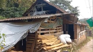 മാനന്തവാടി: എടവക പള്ളിക്കലിൽ ഫർണിച്ചർ കടക്ക് തീപിടിച്ചു