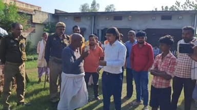 इकौना: दिल्ली धमाके में मृतक दिनेश के परिवार से गनेशपुर में मिले SDM, दिनेश के पिता से DM ने फोन पर बात कर मदद का भरोसा दिलाया